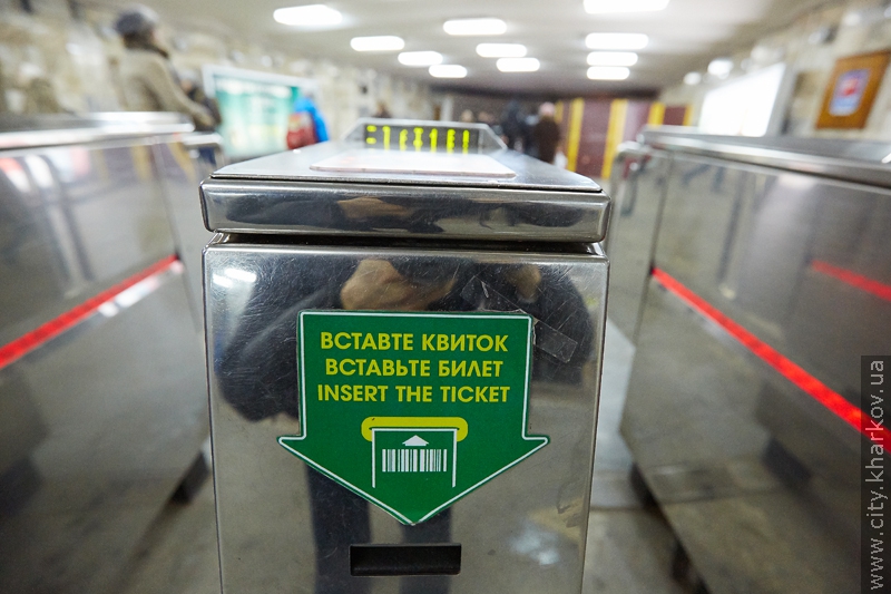 У харківському метрополітені ловлять порушників правил користування підземкою - 1