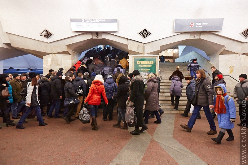 У харківському метрополітені ловлять порушників правил користування підземкою - 5