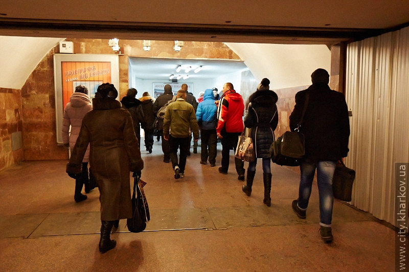 У харківському метрополітені ловлять порушників правил користування підземкою - 7