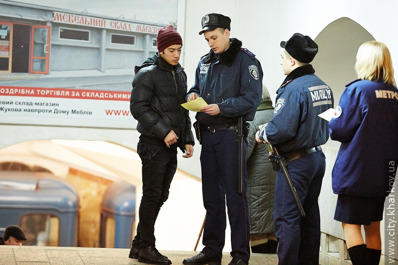 У харківському метрополітені ловлять порушників правил користування підземкою - 8