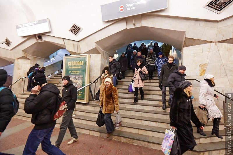 У харківському метрополітені ловлять порушників правил користування підземкою - 9