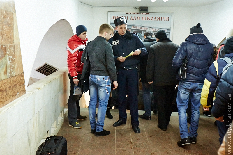 У харківському метрополітені ловлять порушників правил користування підземкою - 11