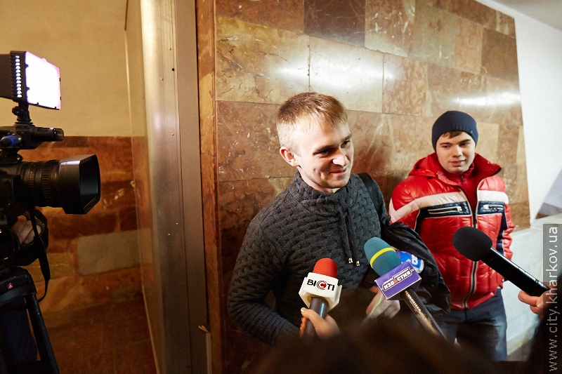 У харківському метрополітені ловлять порушників правил користування підземкою - 12
