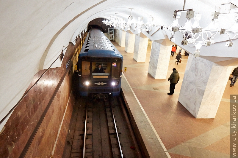 У харківському метрополітені ловлять порушників правил користування підземкою - 15