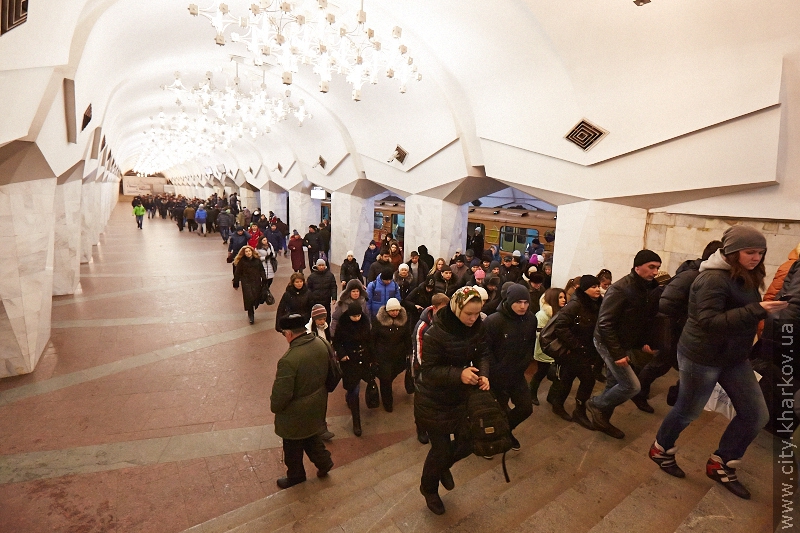 У харківському метрополітені ловлять порушників правил користування підземкою - 16
