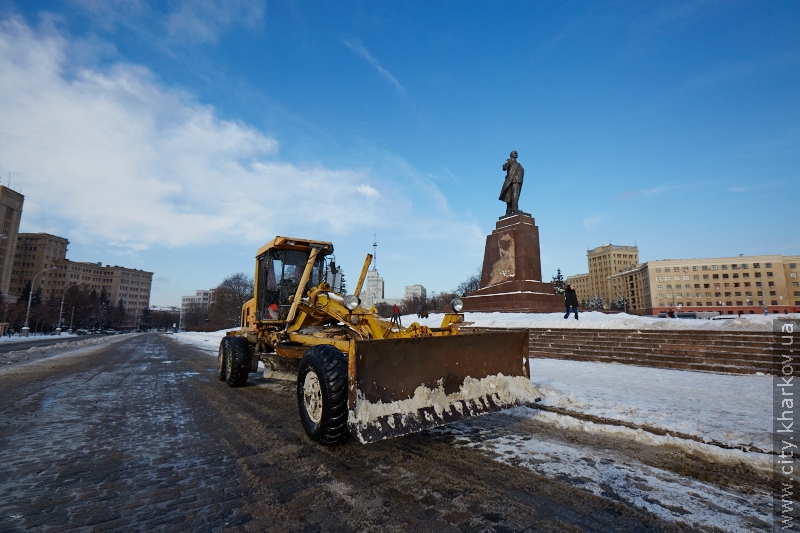 Комунальники прибирають сніг на вулицях міста