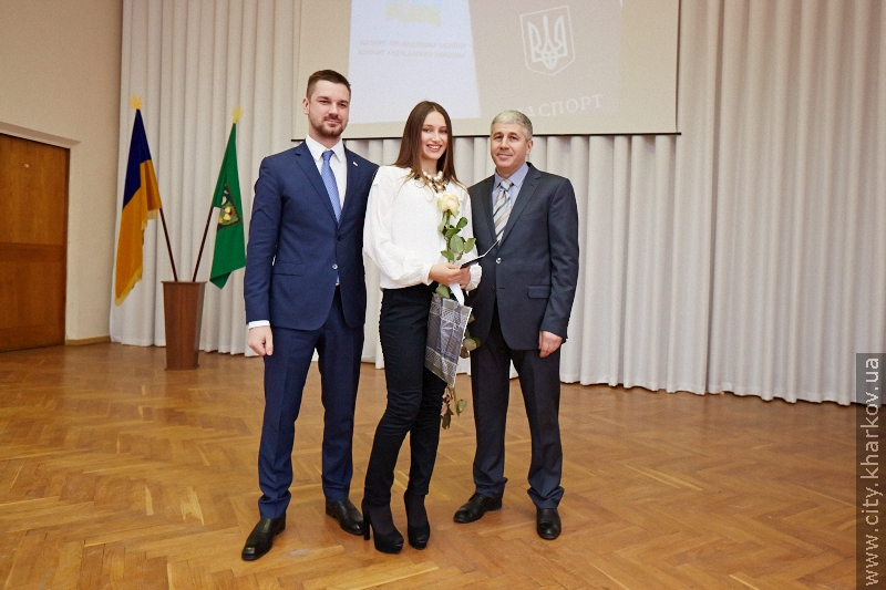 Перші п'ять школярів Ленінського району отримали паспорти в Центрі адмінпослуг - 1