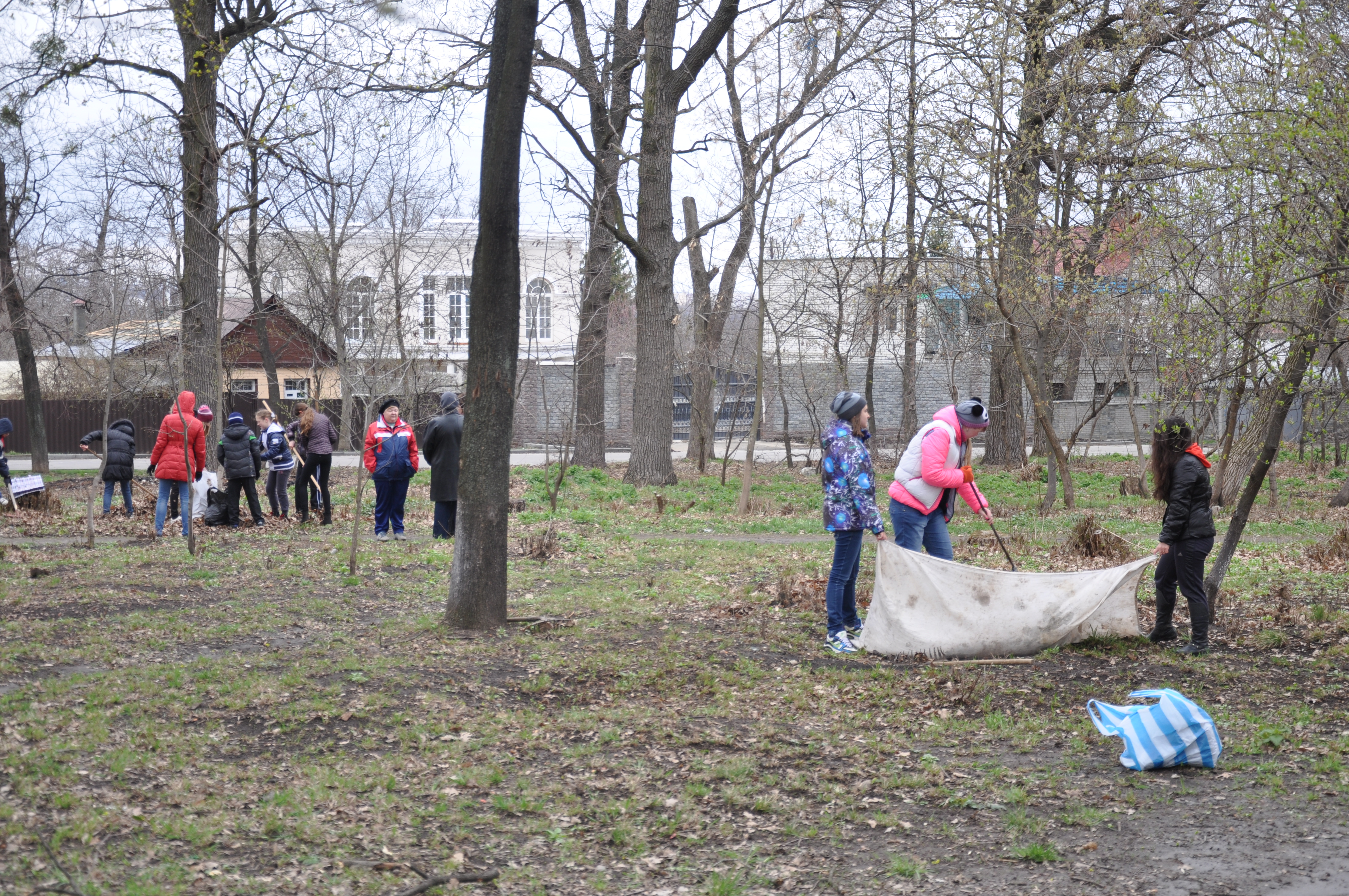 У районах міста Харкова пройшли суботники