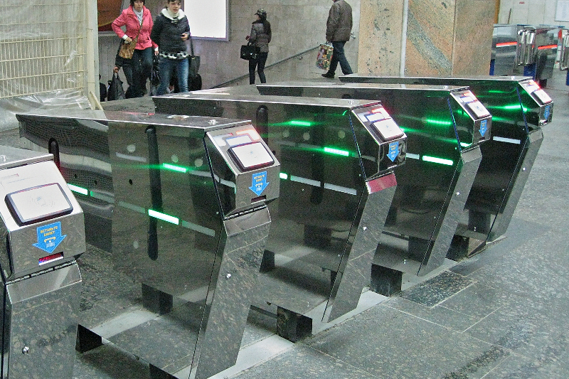 На станції метро «Холодна Гора» встановили реверсивні турнікети