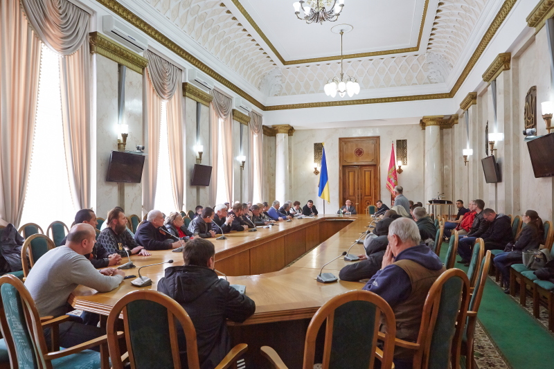 Геннадій Кернес зустрівся з харків'янами, які захопили облдержадміністрацію