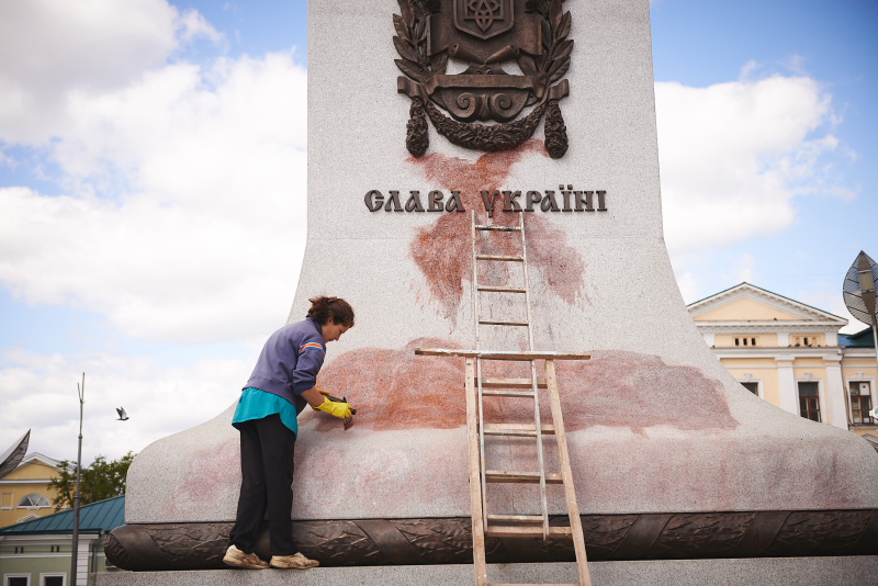 Вандали розписали пам'ятник Незалежності України