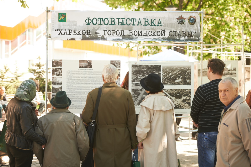 Відвідувачі виставки раритетних фотографій можуть порівняти старий і сучасний Харків