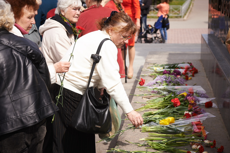 До пам'ятника Воїну-визволителю поклали квіти з нагоди Дня Перемоги