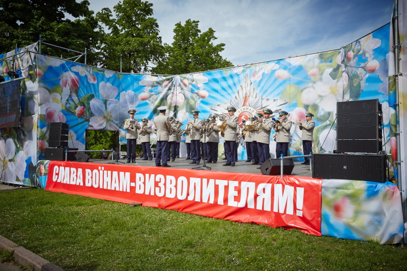 Святковий концерт і польова каша організовані для ветеранів на площі Свободи