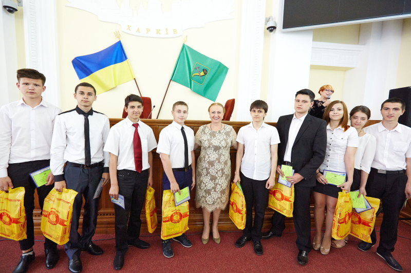 У міській раді вшановували дітей-сиріт, які закінчують школу