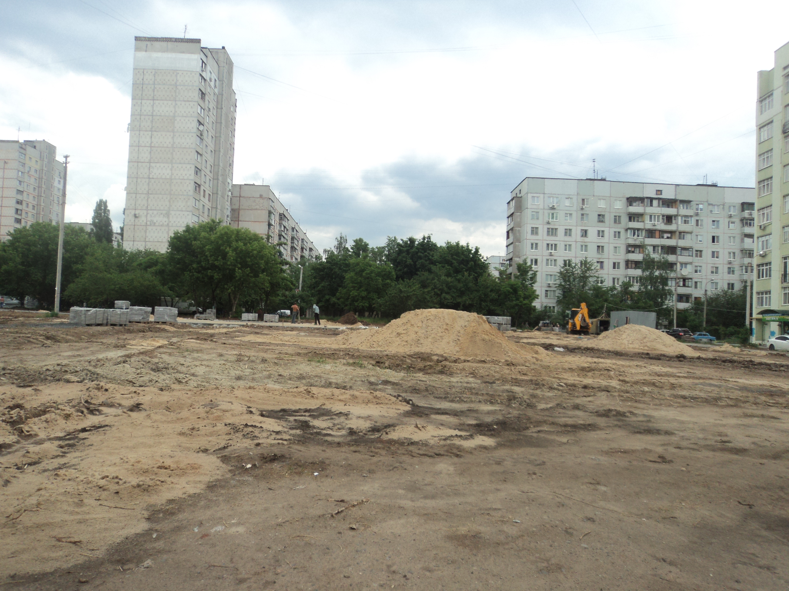 Територію новобудов на Олексіївці почали упорядковувати