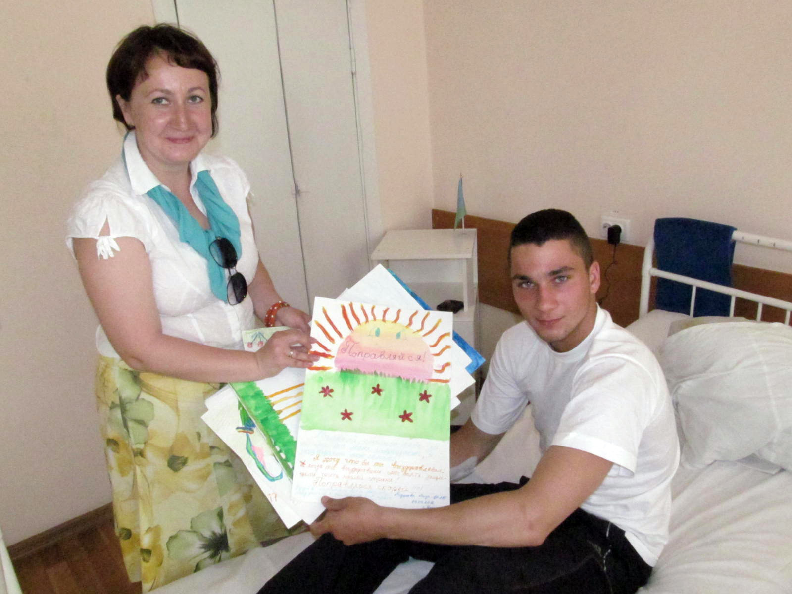 Близько 1200 малюнків і листів передали діти бійцям, які лікуються в Харкові