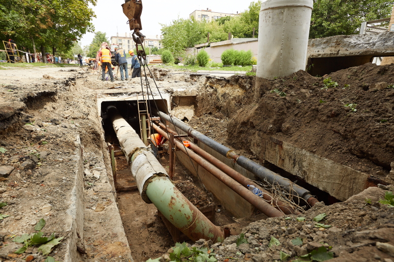 На Клапцова ремонтують велику тепломагістраль 