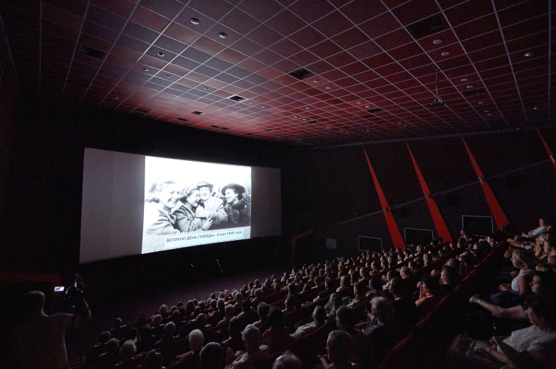 У кінотеатрі ім. Довженка школярі та ветерани подивилися кінофільм 