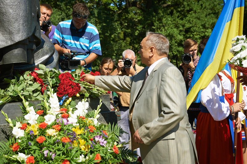 До пам'ятника Тарасу Шевченку поклали квіти з нагоди Дня Незалежності 