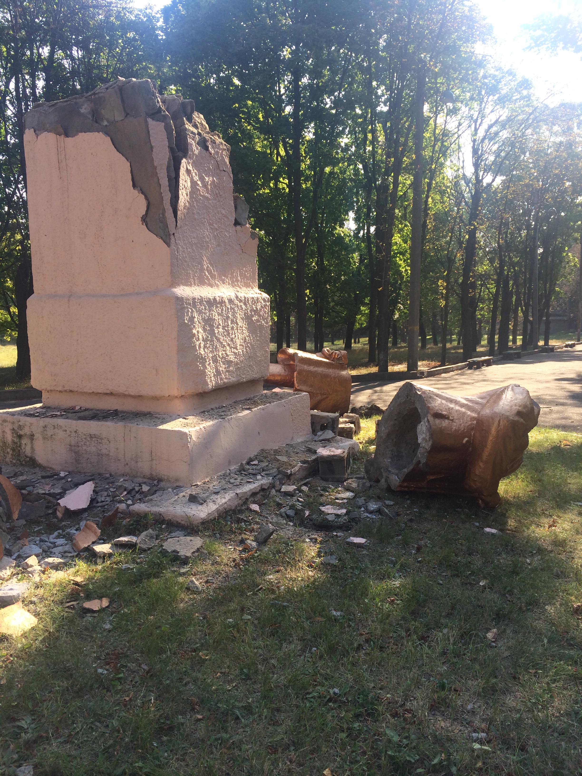 У Жовтневому та Орджонікідзевському районах знову пошкодили пам'ятники Леніну
