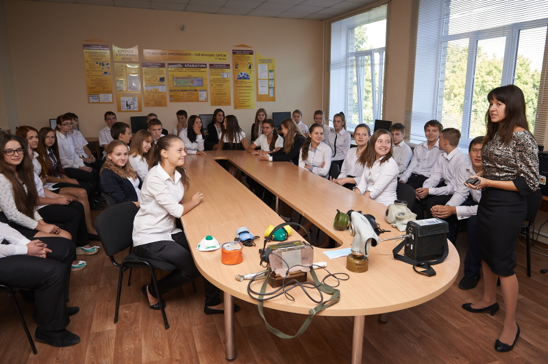 Харківських школярів вчили користуватися засобами захисту
