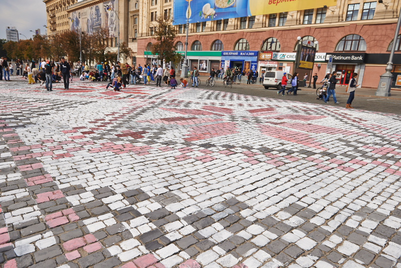 На площі Свободи створили найбільшу вишиванку в Україні
