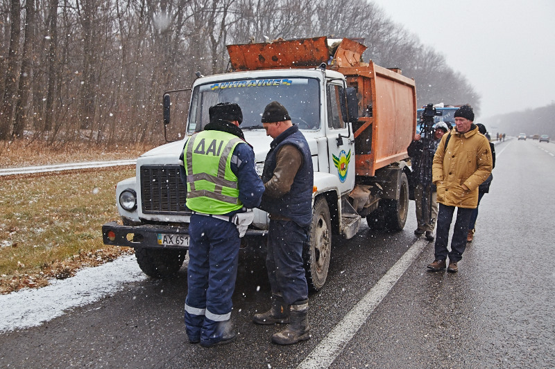 Водіїв сміттєвозів знову штрафують за неправильне перевезення сміття