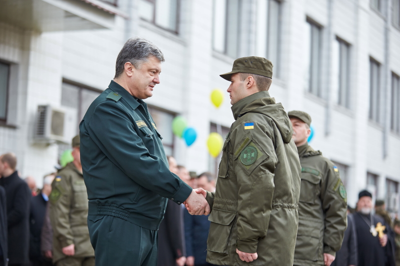 Петро Порошенко привітав з випуском курсантів Національної академії Національної гвардії України