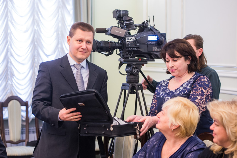 Харківським стоматполіклінікам передали портативні установки для лікування на дому