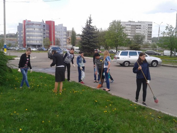Школярі та студенти провели суботник в Київському районі