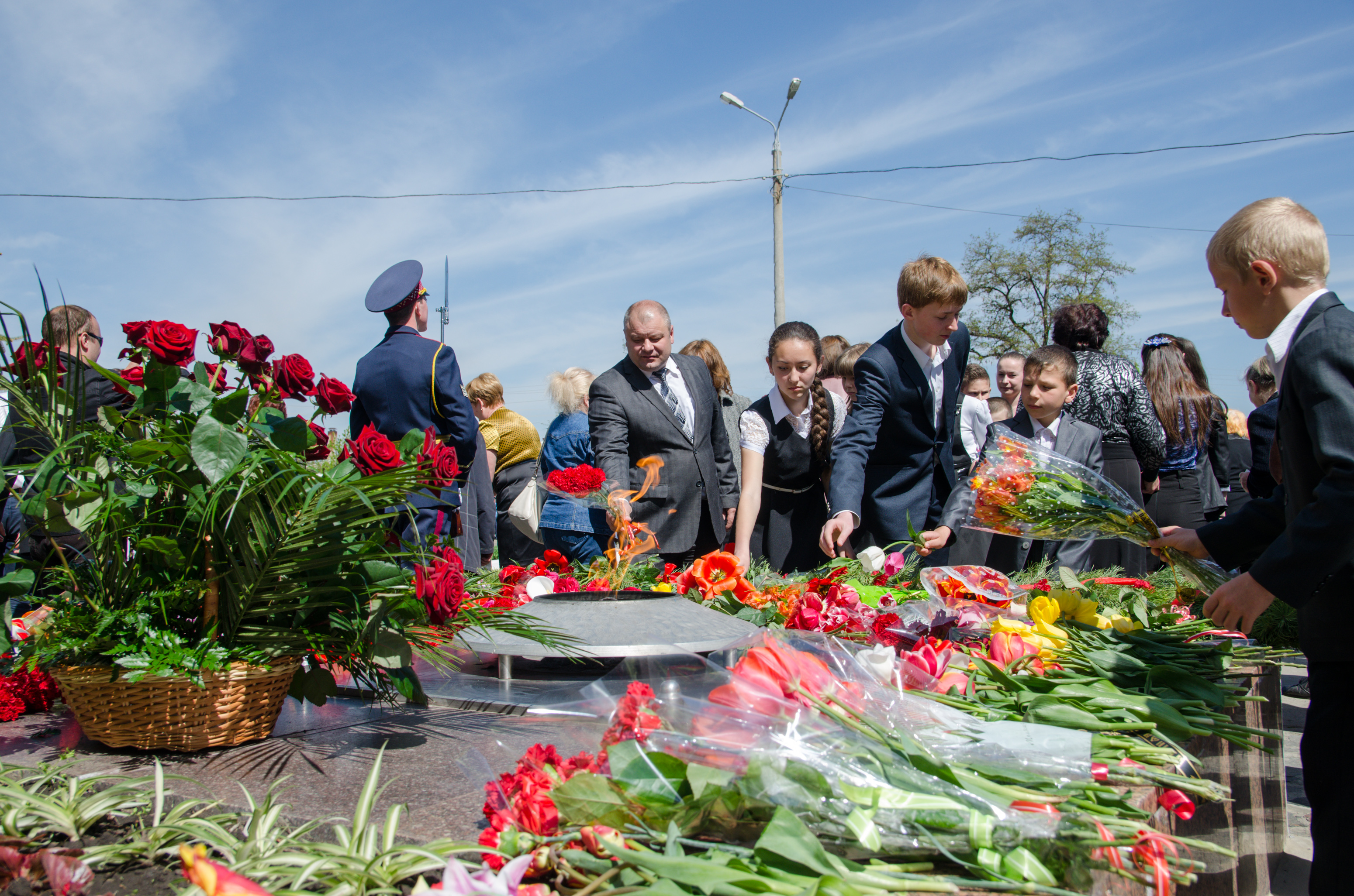 У селищі Жихар поклали квіти до оновленого меморіалу