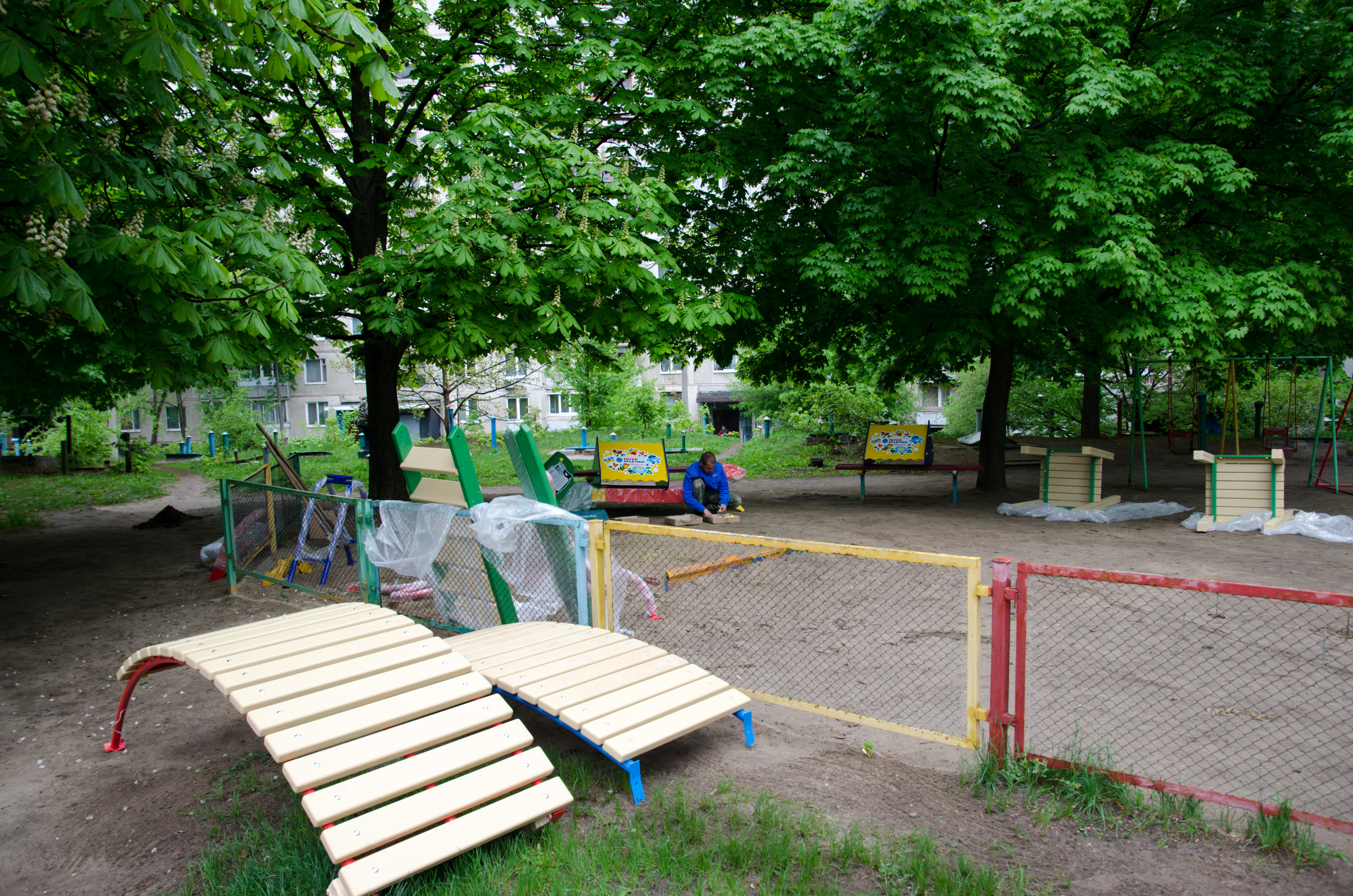 У Харкові продовжують встановлювати дитячі майданчики