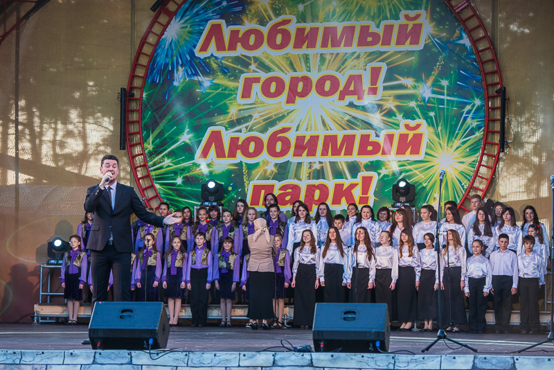 У парку Горького проходить фестиваль «Вклонімося великим тим рокам!»