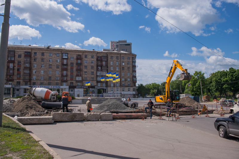 На Павлівській площі реконструюють зливову каналізацію