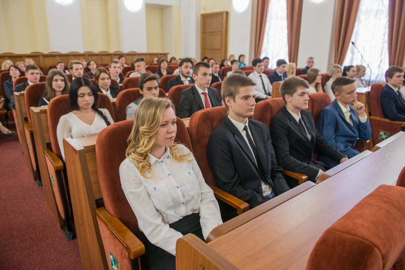 Діти-сироти отримали путівки та матеріальну допомогу від міської ради