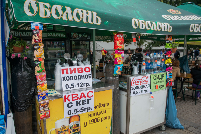 На Привокзальній площі незаконно торгують пивом: міліція обіцяє розібратися