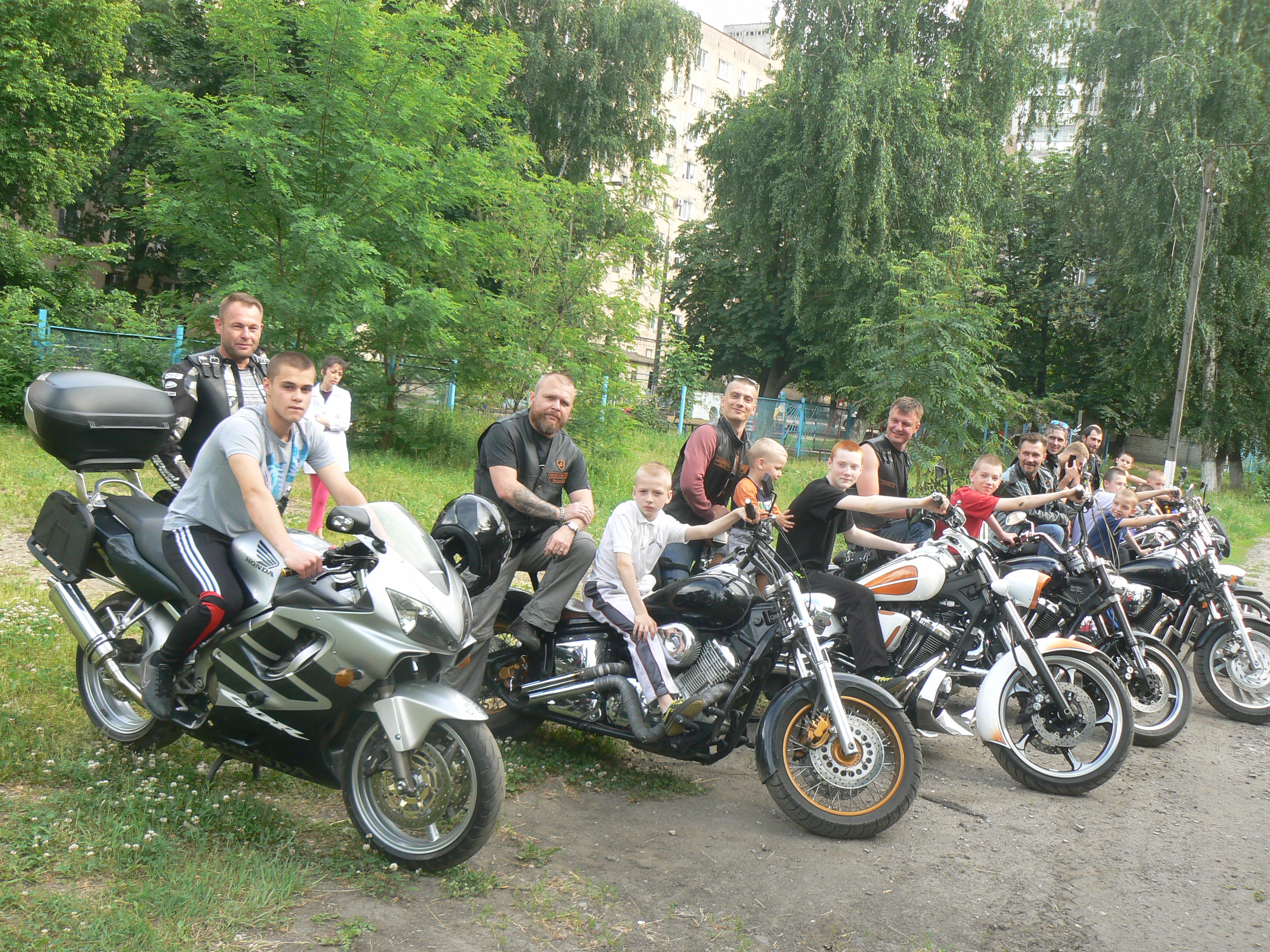 Харківські байкери відвідали Центр соціально-психологічної реабілітації дітей