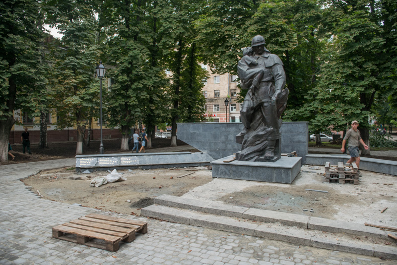 У сквері Пожежних встановили 18 світильників