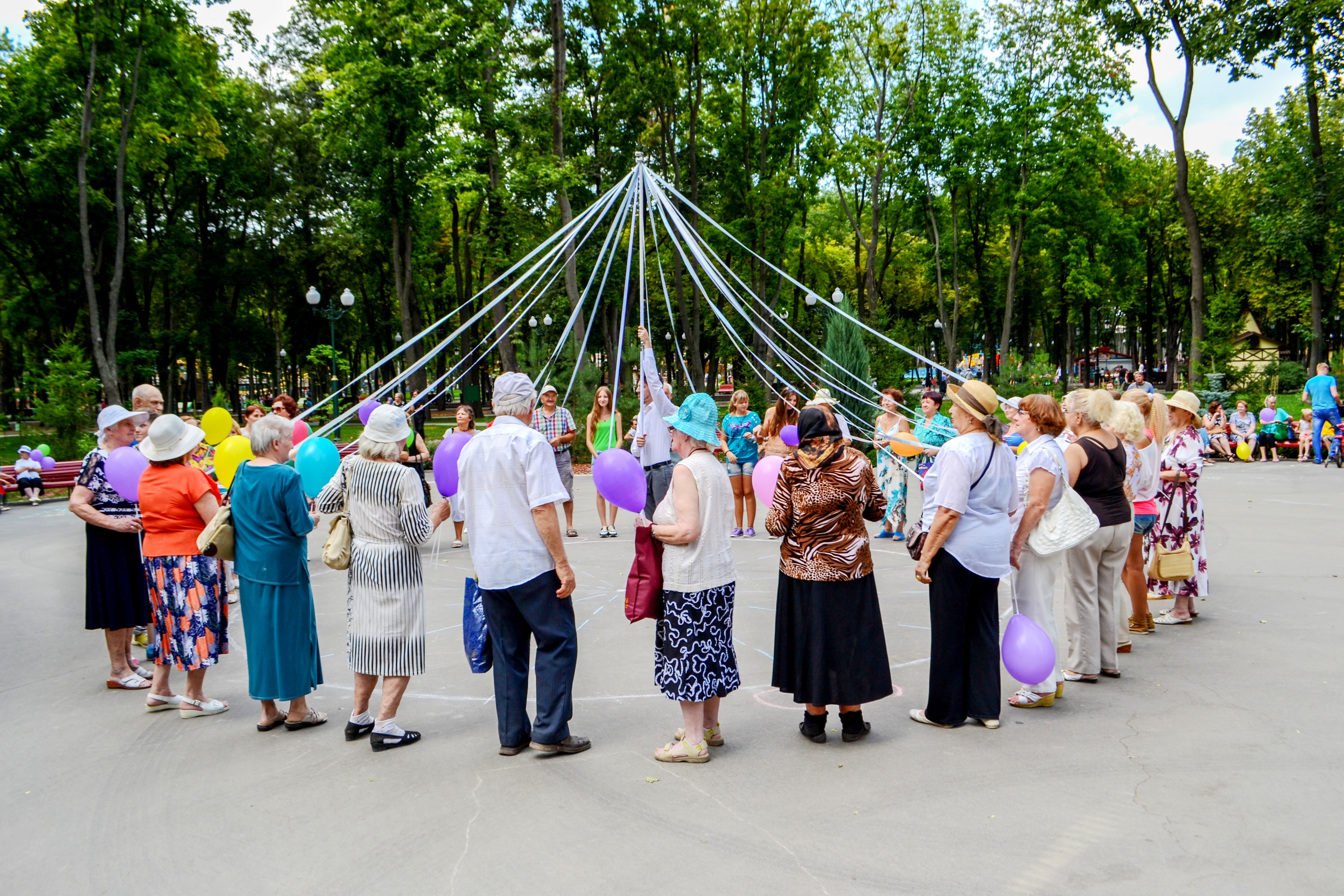 У Харкові онуки вчили бабусь робити селфі