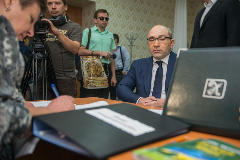 Геннадій Кернес подав документи на реєстрацію в міськвиборчком