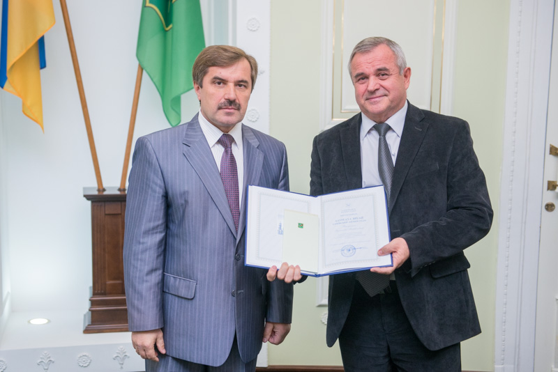Педагогам, лікарям, працівникам комунальних підприємств вручили премії міськради