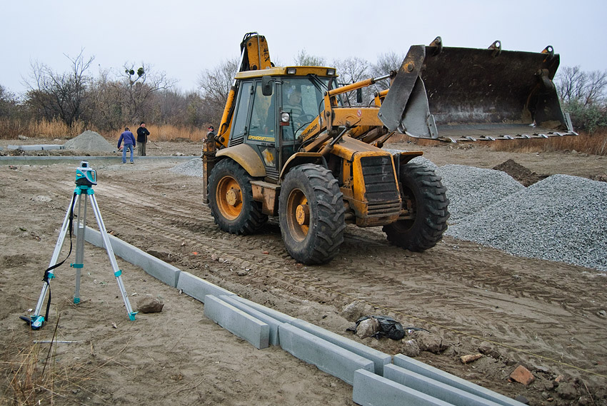 Біля модульного містечка почали будувати мультифункціональний спортмайданчик