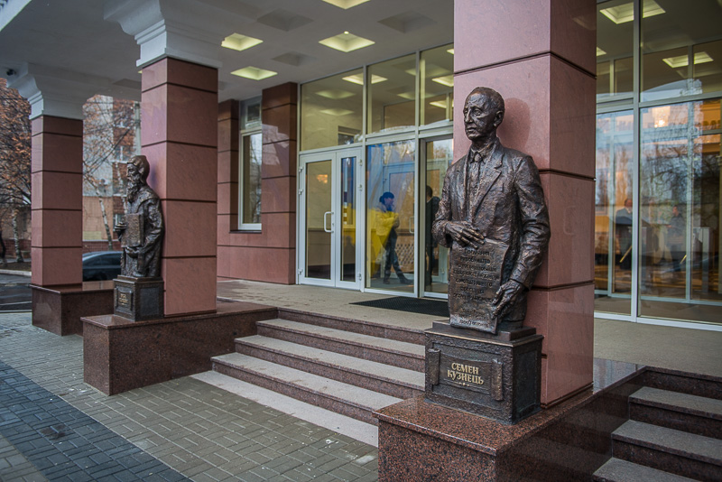 Володимир Гройсман відкрив новий корпус економічного університету