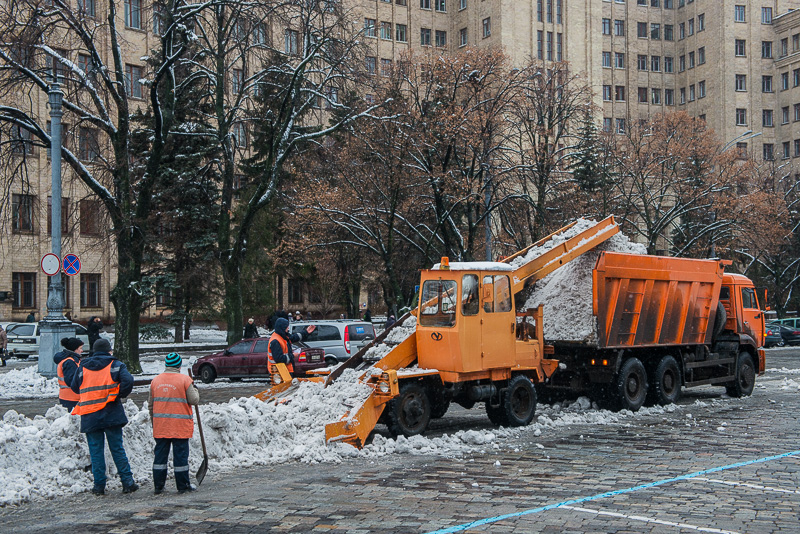 На дороги міста висипали майже 400 тонн солі