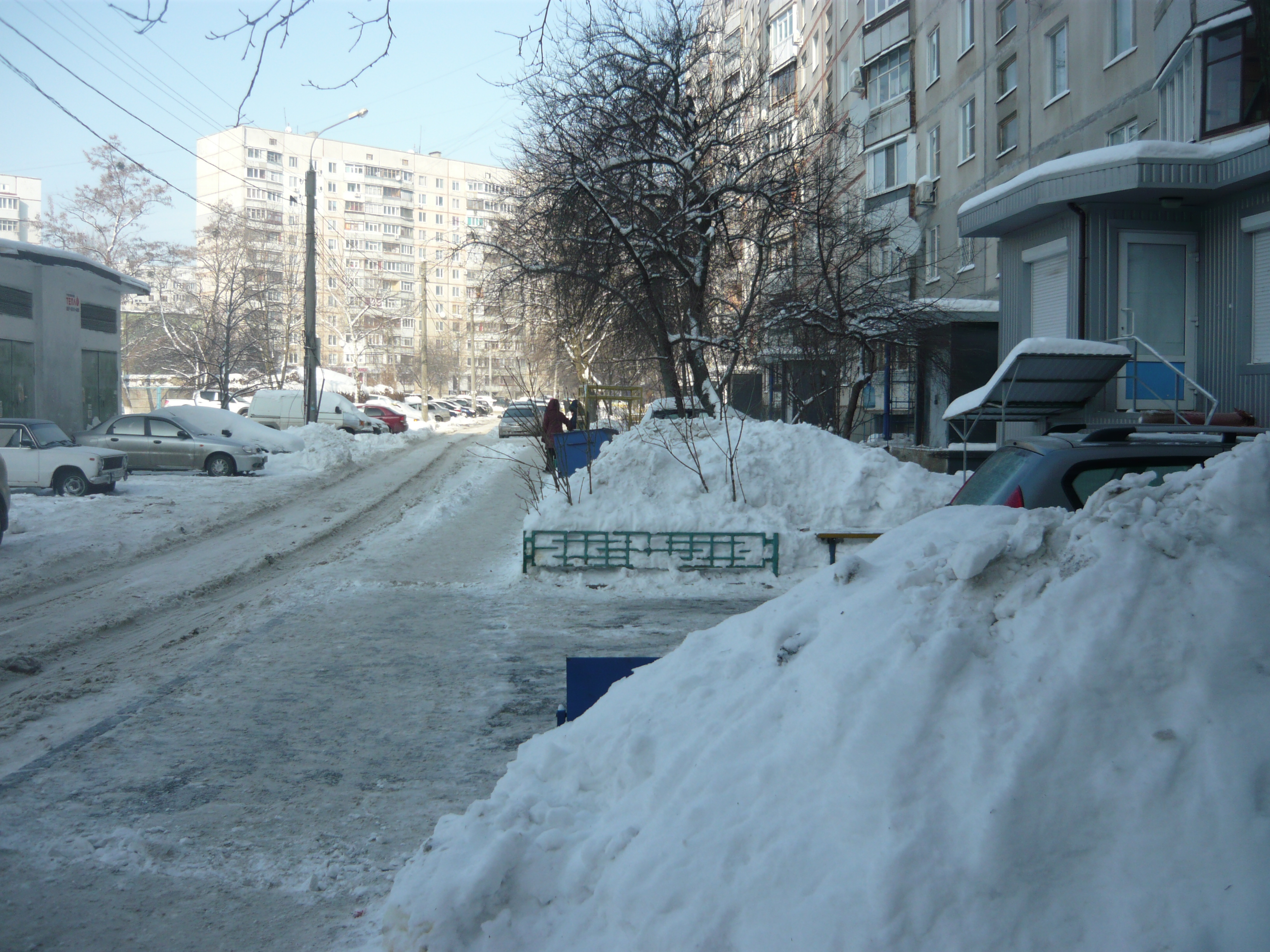 Двірники в Харкові чистять тротуари до асфальту