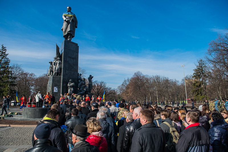 Харків'яни поклали квіти до пам'ятника Тарасові Шевченку
