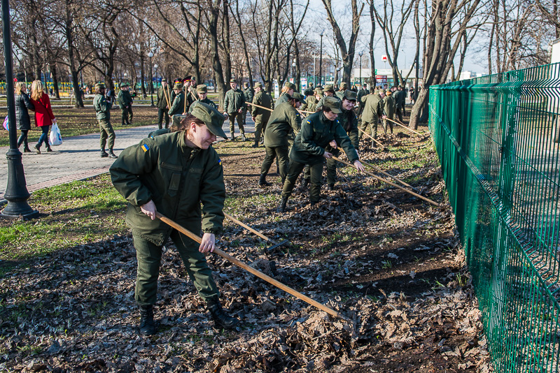 Курсанти академії Нацгвардії вийшли на прибирання скверу біля площі Повстання
