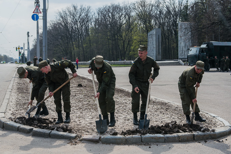 Харківські військовослужбовці допомагають прибирати на Меморіалі Слави