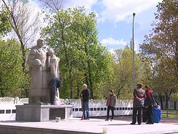 Вандали розмалювали свастикою пам'ятник біля братської могили у Фрунзенському районі